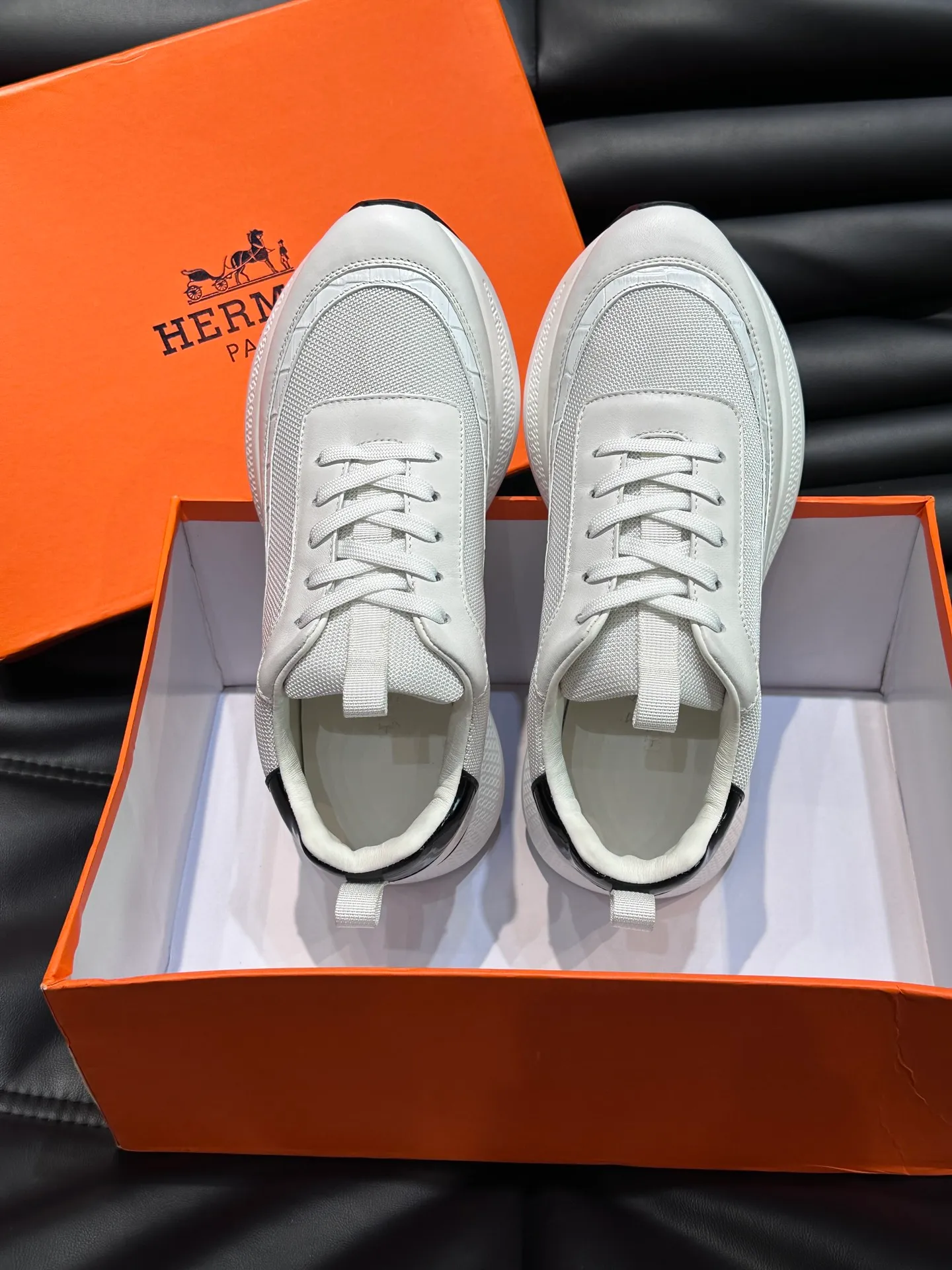Factory price: 520💰HERMES/Hermes Hugo thick-soled sneakers are casual men's shoes. These sneakers are made of imported first-layer cowhide leather and breathable mesh design. The contrasting color design creates a dynamic and modern shape. The front end of the toe is decorated with natural-color rubber inlays, making it novel and fashionable. The texture is incomparable, with cowhide lining and cowhide foot pads, the upper foot is comfortable and breathable, and the rubber sole is decorated with geometric patterns and iconic "H" details. A very personal one! Size: 39-44 (customized at 38.45)